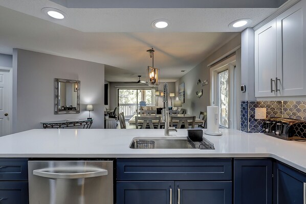 Fridge, microwave, oven, stovetop - 174 Colonnade Club - Shipyard - 2 Bed 2 Bath Sleeps 5 - Hilton Head Rentals (Hilton Head Island)