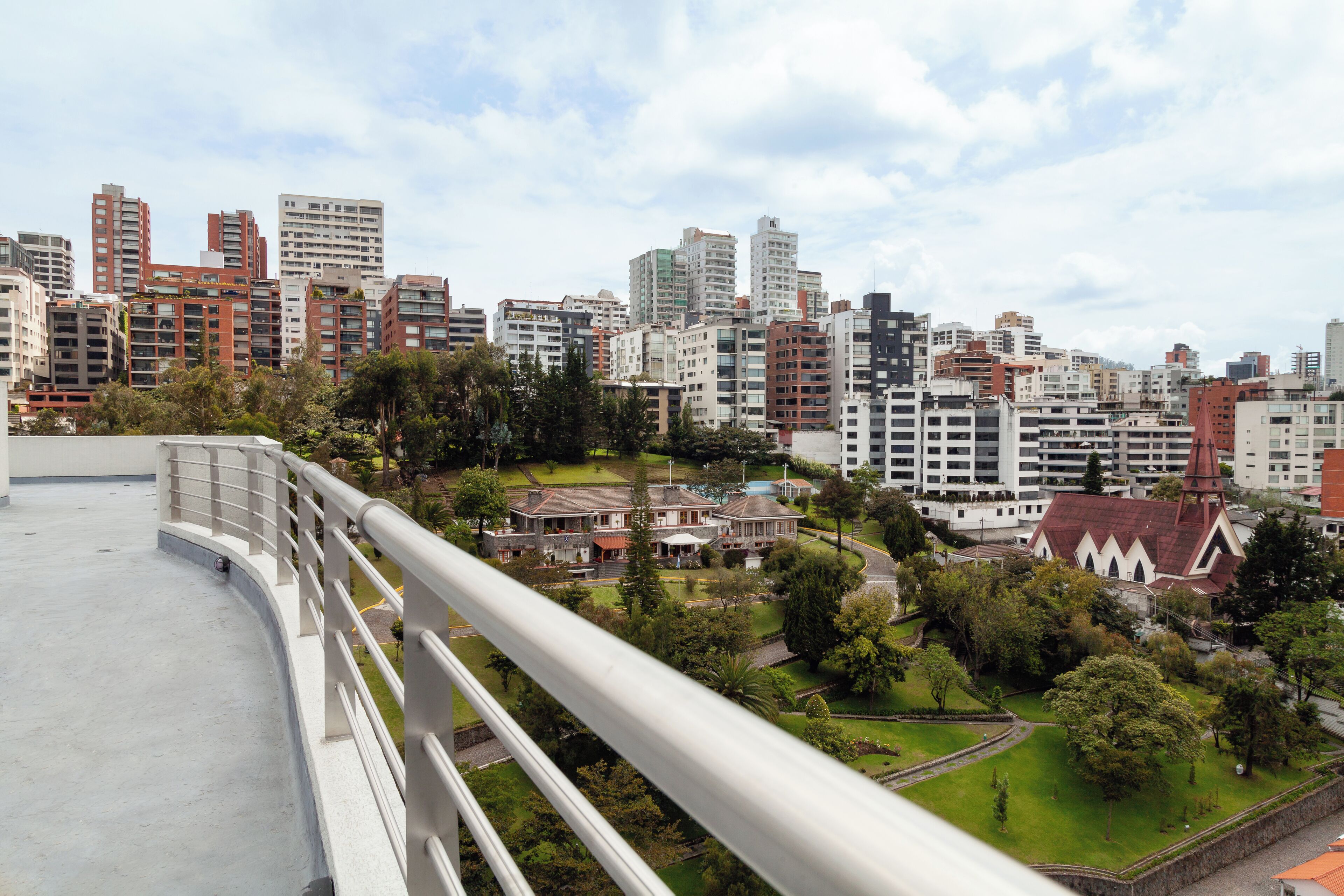 Un paisaje urbano con edificios altos y una zona verde.