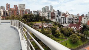 A cityscape with high-rise buildings and a park area. - 3BR La Carolina Quito Parking Sleeps 8 Galapagos Base 700Mbps (Quito)
