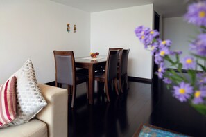 Dining - Luxury 3BR Apartment in Quito La Carolina 700Mbps Sleeps 8 (Quito)
