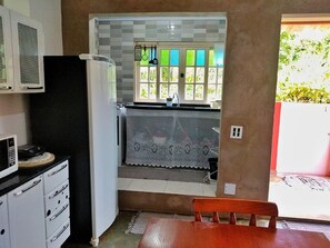 Een microgolfoven, kookgerei, borden en bestek