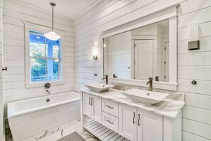Combined shower/tub, hair dryer, towels