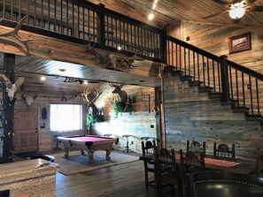 Games room - Cozy Cabin with wrap around porch (Antimony)