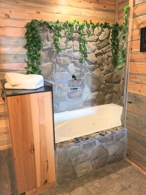 Combined shower/bathtub, jetted bath, hair dryer, towels - Cozy Cabin with wrap around porch (Antimony)