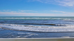 Vista del océano con olas desde un punto alto, probablemente desde un barco o muelle.