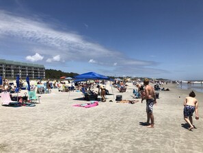 En la playa, sillas reclinables de playa