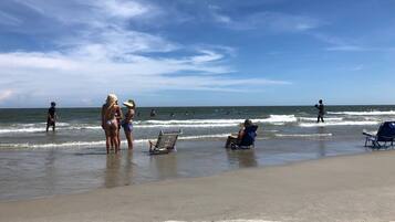 En la playa y camastros