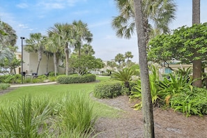 Property grounds - Fresh décor and coziness on the beach! (Destin)
