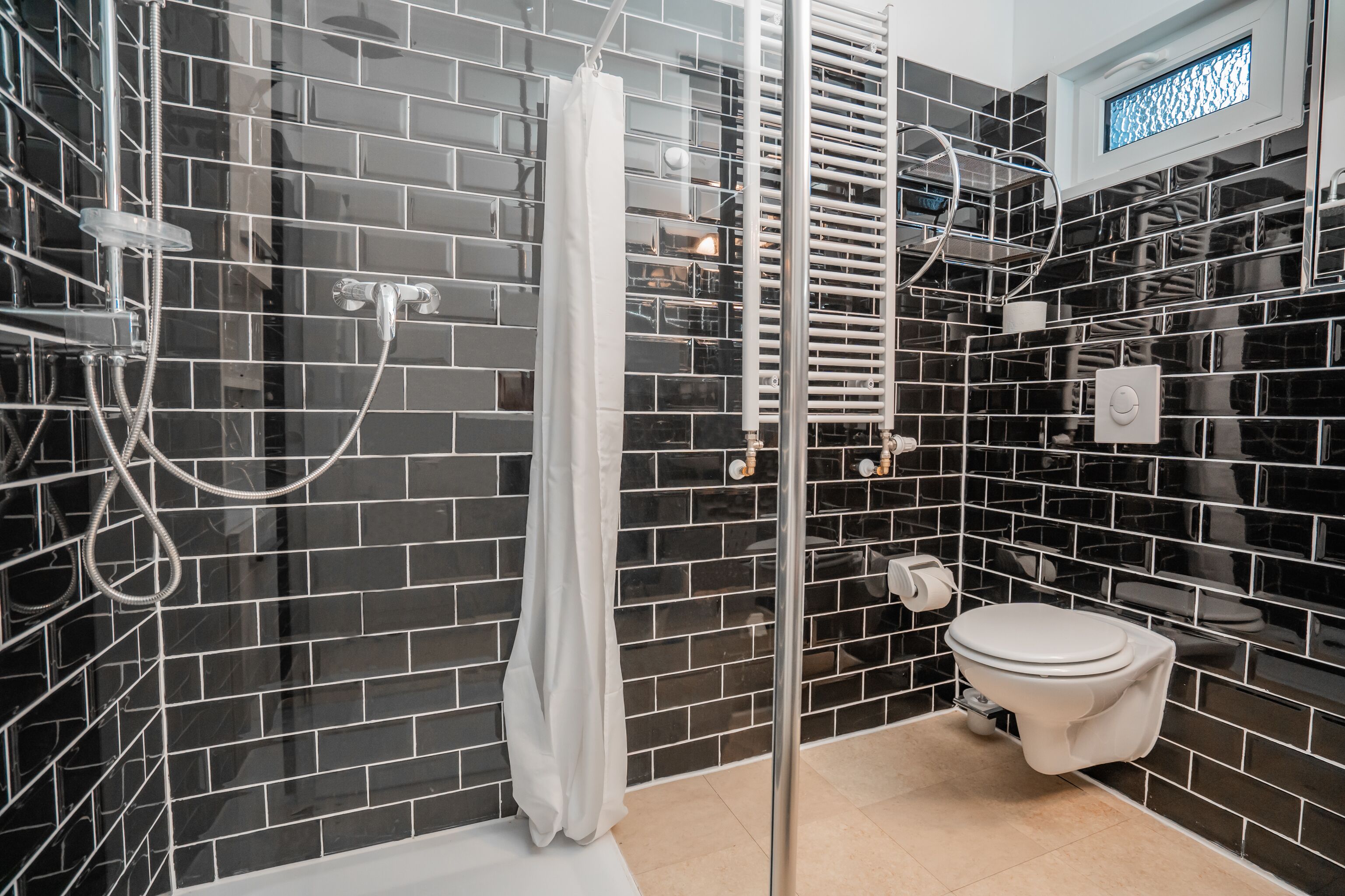 Standard Studio | Bathroom | Shower, free toiletries, soap, shampoo