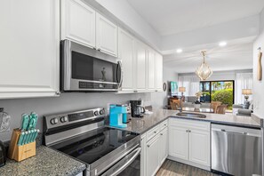 Fridge, microwave, oven, stovetop - NEWLY RENOVATED. Steps away from pool and luscious green courtyard. (Destin)