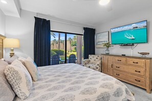 2 bedrooms, iron/ironing board, internet, bed sheets - NEWLY RENOVATED. Steps away from pool and luscious green courtyard. (Destin)