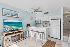 Jääkaappi, mikroaaltouuni, uuni, liesi