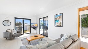 TV - Tomaree Road 16 - Modern duplex just 200m to Shoal Bay Beach, with room for the extended family (Shoal Bay)
