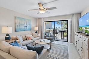 Una televisión, videojuegos, libros