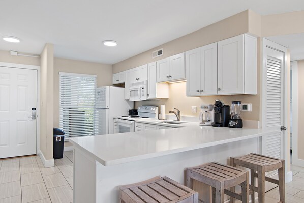 Frigorífico, microondas, horno y placa de cocina