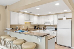 Fridge, microwave, oven, stovetop - Beach-side, beautiful low-rise with uncrowded beach! (Destin)