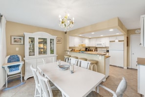 Dining - Beach-side, beautiful low-rise with uncrowded beach! (Destin)