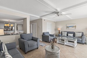 TV, books, video library - Beach-side, beautiful low-rise with uncrowded beach! (Destin)