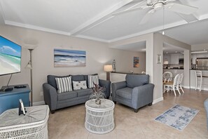 Téléviseur, livres, sélection de films