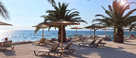 Plage à proximité, chaises longues