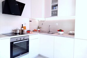 Køleskab, mikrobølgeovn, ovn, kogeplade