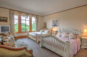 5 bedrooms, iron/ironing board, free WiFi, bed sheets