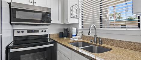 ثلاجة، ميكروويف، فرن، موقد طهي مسطح