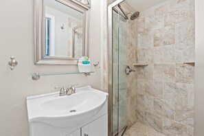 Tina con regadera y toallas