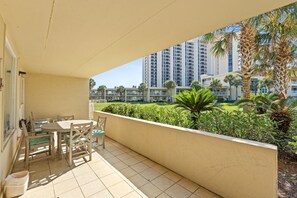 Outdoor dining - Beach-side, beautiful low-rise with uncrowded beach! (Destin)