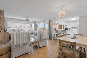 Interior - Beach-side, beautiful low-rise with uncrowded beach! (Destin)