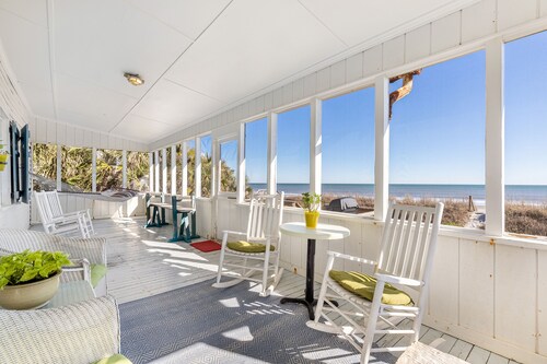Oceanfront Home/Pet Friendly/Screened Porch/4 Bedrooms/1 Bath/Sleep 8