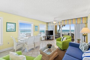 Books, video library - Beach-side, beautiful low-rise with uncrowded beach! (Destin)
