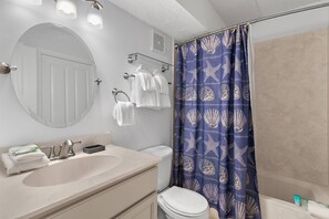 Shower, towels - Beach-side, beautiful low-rise with uncrowded beach! (Destin)