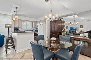Dining - Beach-side, beautiful low-rise with uncrowded beach! (Destin)
