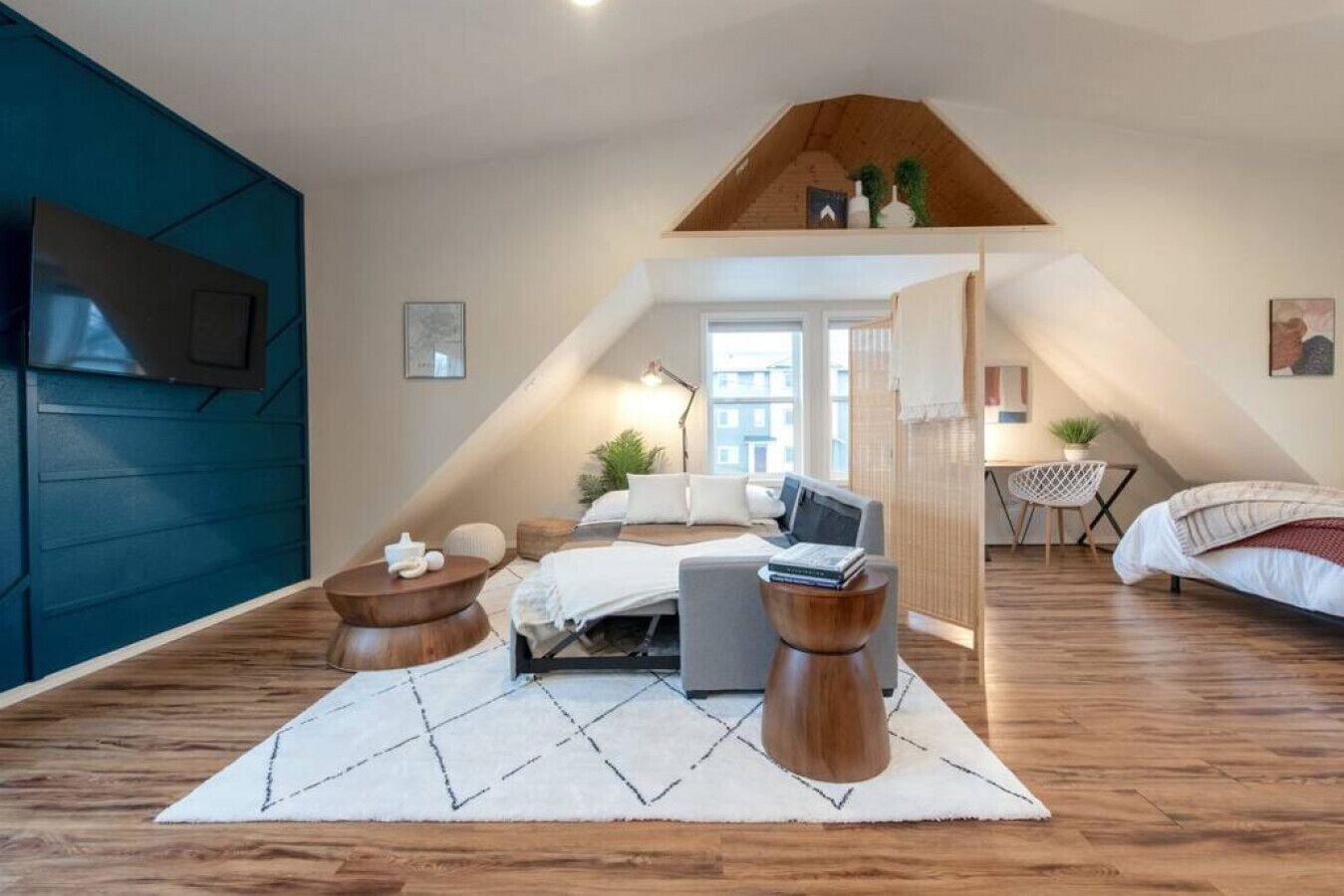 Skrivebord, strykejern/-brett, reiseseng for barn og wi-fi (inkludert)