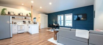 U-District Loft near GU w/ Self Check-in & Wifi!