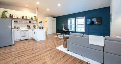 U-District Loft near GU w/ Self Check-in & Wifi!