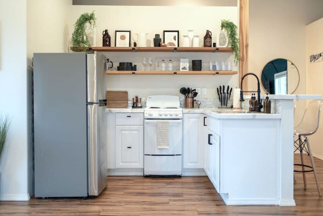 Jääkaappi, mikroaaltouuni, uuni, liesi