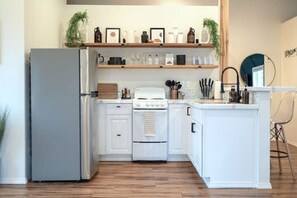 Kjøleskap, mikrobølgeovn, ovn og kokeplater