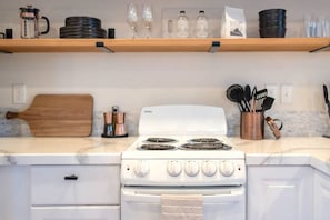 Fridge, microwave, oven, stovetop - U-District Loft near GU w/ Self Check-in & Wifi! (Spokane)