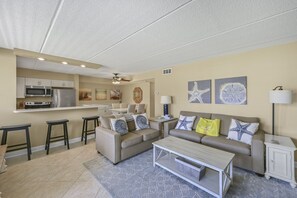 TV, books - Beach-side, beautiful low-rise with uncrowded beach! (Destin)