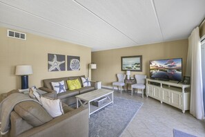 TV, books - Beach-side, beautiful low-rise with uncrowded beach! (Destin)