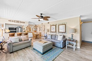 TV, books, video library - Ultimate beachside retreat! (Destin)