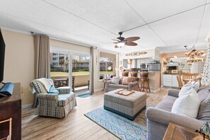 TV, books, video library - Ultimate beachside retreat! (Destin)