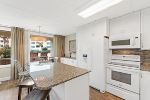 Fridge, microwave, oven, stovetop - Beach-side, beautiful low-rise with uncrowded beach! (Destin)