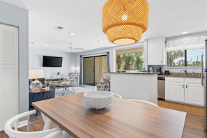 Dining - Beach-side, beautiful low-rise with uncrowded beach! (Destin)