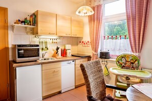 Kühlschrank, Mikrowelle, Ofen, Geschirrspüler