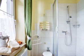 Een douche, een haardroger, handdoeken, zeep