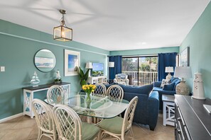 Living area - Newly updated!! 2 Bed 2 Bath overlooking the pool and courtyard. (Destin)