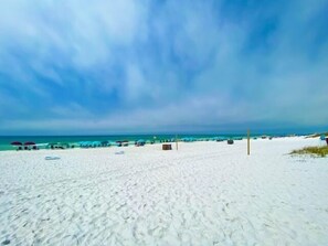 Beach - Newly updated!! 2 Bed 2 Bath overlooking the pool and courtyard. (Destin)